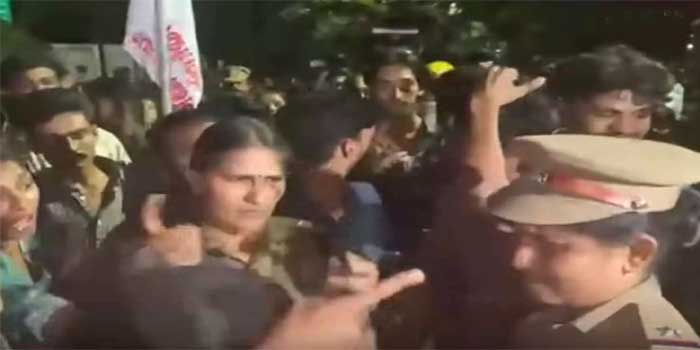 ‘ഞങ്ങൾ നിങ്ങളെപ്പോലെ നക്കാപ്പിച്ചയ്ക്ക് ജീവിക്കുന്നവരല്ല’… സംസ്കൃത സർവകലാശാലയിൽ സമരം ചെയ്ത എസ്എഫ്ഐ പ്രവർത്തകരെ അധിക്ഷേപിച്ച് വനിതാ പോലീസ്, പരാമർശം വിവാദത്തിൽ