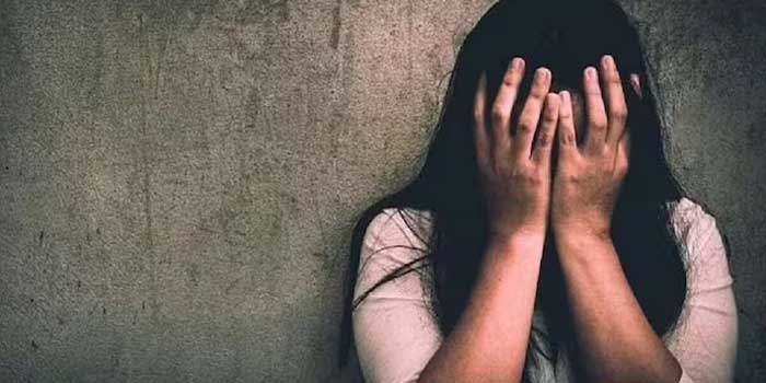ഹണിമൂൺ യാത്രക്കിടെ ആർത്തവം, മുൻകൂട്ടി പറഞ്ഞില്ലെന്നാരോപിച്ച് ഭാര്യയ്ക്ക് ക്രൂരമർദനം, കഴുത്തിന് കുത്തിപ്പിടിച്ച് കൊല്ലാൻ നോക്കി, തിരിച്ചെത്തിയയുടൻ പിതാവിനെ വിളിച്ച് ഇനി അവളോടൊപ്പം ജീവിക്കാൻ താൽപര്യമില്ല,മകളെ കൂട്ടിക്കൊണ്ടുപോകാൻ ആവശ്യപ്പെട്ടു, സ്ത്രീധനത്തിന്റെ പേരിലും പീഡനം- യുവതിയുടെ പരാതിയിൽ ഭർത്താവിനും അമ്മയ്ക്കും സഹോദരിക്കുമെതിരെ കേസ്