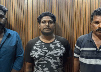 തുണി അലക്കുകയായിരുന്ന യുവതിയുടെ ചിത്രങ്ങൾ ഒളിച്ചു നിന്ന് പകർത്തി; ചോദ്യം ചെയ്ത ഭർത്താവിനെയും അനുജനെയും പ്രായമായ അമ്മയെയും വീട്ടിൽ കയറി മർദിച്ചു, പരിക്ക് ; മൂന്ന് പേർ അറസ്റ്റിൽ
