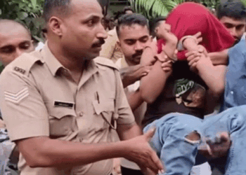 വണ്ടിയിൽ നിന്ന് ചത്താലും ഇറങ്ങില്ലെന്ന് മോഷണക്കേസ് പ്രതി; എന്നാലതൊന്ന് കാണണമല്ലോയെന്ന് പോലീസുകാരും; തെളിവെടുപ്പിനായി എത്തിച്ച യുവാവിനെ പൊക്കിയെടുത്ത് കൊണ്ടുപോകാൻ ഒപ്പം നിന്ന് നാട്ടുകാരും