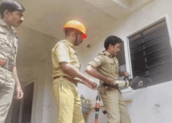 രണ്ടുവയസുകാരൻ അബദ്ധത്തിൽ വാതിൽ അടച്ചു;  മുറിക്കുള്ളിൽ കുടുങ്ങി അമ്മയും രണ്ട് കുഞ്ഞുങ്ങളും; ജനൽ കമ്പികൾ മുറിച്ച് അകത്തെത്തി അഗ്‌നിരക്ഷാസേനയുടെ സാഹസിക രക്ഷപ്രവർത്തനം