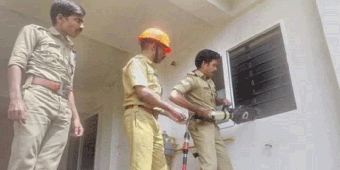രണ്ടുവയസുകാരൻ അബദ്ധത്തിൽ വാതിൽ അടച്ചു; മുറിക്കുള്ളിൽ കുടുങ്ങി അമ്മയും രണ്ട് കുഞ്ഞുങ്ങളും; ജനൽ കമ്പികൾ മുറിച്ച് അകത്തെത്തി അഗ്നിരക്ഷാസേനയുടെ സാഹസിക രക്ഷപ്രവർത്തനം