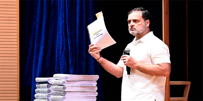 ‘728 പേരിൽ ഒരാളുടെ മാത്രം പേര് വോട്ടർ പട്ടികയിൽ’; ബെല എസ്റ്റേറ്റിലെ വോട്ടർപട്ടിക നീക്കലിൽ രാഹുൽ ഗാന്ധിയുടെ ഗുരുതര ആരോപണം