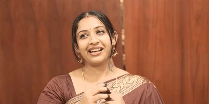 ‘യൂട്യൂബ് വ്ളോഗിംഗ് അവസാനിപ്പിച്ചാലോ എന്നൊരു തോന്നൽ; എടുത്തുവെച്ചിരിക്കുന്ന പഴയ വ്ലോഗുകളെല്ലാം പൂർത്തിയാക്കി അപ്ലോഡ് ചെയ്ത ശേഷം നിർത്തിയേക്കാമെന്ന് ആലോചിക്കുന്നു’; സൗഭാഗ്യ വെങ്കിടേഷ്