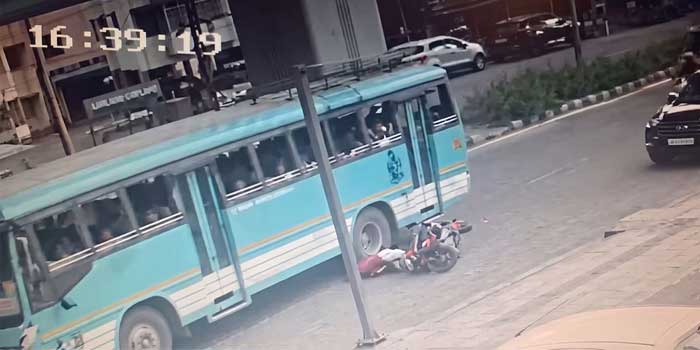 സ്വകാര്യ ബസുകാരുടെ മത്സരത്തിനിടയിൽപ്പെട്ട് ബൈക്ക് യാത്രികൻ, പരുക്കേറ്റ വയോധികനെ ആശുപത്രിയിലെത്തിച്ച് ഒപി ടിക്കറ്റെടുത്ത് ഡോക്ടറെ കണുന്നതിനിടെ ബസുകാർ മുങ്ങി
