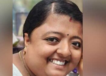 ഡോർ അടച്ചില്ല, ഓടുന്ന ബസിൽ നിന്ന് യാത്രക്കാരി റോഡിലേക്ക് തെറിച്ചുവീണു, വീഴ്ചയിൽ തലയ്ക്ക് ഗുരുതരമായി പരുക്കേറ്റ യുവതിക്ക് ദാരുണാന്ത്യം, അപകടം ജോലി കഴിഞ്ഞ് വീട്ടിലേക്ക് തിരിച്ചുവരുന്ന വഴി, ബസ് കസ്റ്റഡിയിലെടുത്തു, ഡ്രൈവർക്കെതിരെ കേസ്