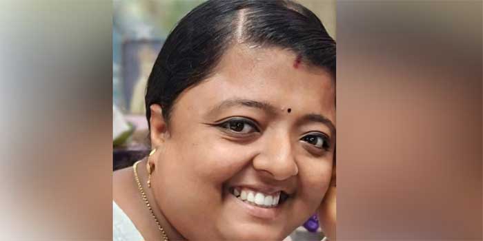ഡോർ അടച്ചില്ല, ഓടുന്ന ബസിൽ നിന്ന് യാത്രക്കാരി റോഡിലേക്ക് തെറിച്ചുവീണു, വീഴ്ചയിൽ തലയ്ക്ക് ഗുരുതരമായി പരുക്കേറ്റ യുവതിക്ക് ദാരുണാന്ത്യം, അപകടം ജോലി കഴിഞ്ഞ് വീട്ടിലേക്ക് തിരിച്ചുവരുന്ന വഴി, ബസ് കസ്റ്റഡിയിലെടുത്തു, ഡ്രൈവർക്കെതിരെ കേസ്