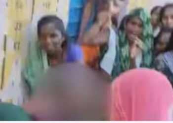 അവിഹിതം ആരോപിച്ച് ആദിവാസി യുവതിയെ ക്രൂരമായി മര്‍ദിച്ചു, വസ്ത്രങ്ങള്‍ വലിച്ചുകീറി, തലമുണ്ഡനം ചെയ്ത് നടുറോഡിലൂടെ നടത്തിച്ചു, ഭര്‍ത്താവും ബന്ധുക്കളും അറസ്റ്റില്‍