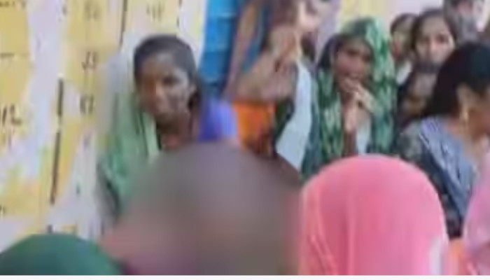 അവിഹിതം ആരോപിച്ച് ആദിവാസി യുവതിയെ ക്രൂരമായി മര്ദിച്ചു, വസ്ത്രങ്ങള് വലിച്ചുകീറി, തലമുണ്ഡനം ചെയ്ത് നടുറോഡിലൂടെ നടത്തിച്ചു, ഭര്ത്താവും ബന്ധുക്കളും അറസ്റ്റില്