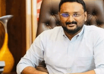 ആന്റോ അഗസ്റ്റിന്റെ വയനാട്ടിലെ വീട്ടിൽ പരിശോധന; 43 ലിറ്റർ വിദേശമദ്യവും ഏഴ് ലിറ്റർ വൈനും പിടികൂടി കൽപ്പറ്റ: റിപ്പോർട്ടർ ടിവി ഉടമ ആന്റോ അഗസ്റ്റിന്റെ വയനാട്ടിലെ കുടുംബവീട്ടിൽ എക്സൈസ് പരിശോധന. പോലീസിന്റെ പരിശോധനയ്ക്ക് പിന്നാലെയാണ് എക്സൈസ് സംഘം വീട്ടിലെത്തിയത്. പരിശോധനയിൽ 43 ലിറ്റർ വിദേശമദ്യവും ഏഴ് ലിറ്റർ വൈനും പിടിച്ചെടുത്തു. വീട്ടിൽ അനുവദനീയമായ അളവിൽ കൂടുതലായി മദ്യം സൂക്ഷിച്ചിരുന്നതായി കണ്ടെത്തിയതോടെയാണ് പോലീസ് എക്സൈസ് വിഭാഗത്തെ വിവരമറിയിച്ചത്. തുടർന്ന് കൽപ്പറ്റ എക്സൈസ് സർക്കിൾ ഇൻസ്പെക്ടർ ഷറഫുദ്ദീന്റെ നേതൃത്വത്തിലുള്ള സംഘം സ്ഥലത്തെത്തി പരിശോധനയും തുടർനടപടികളും ആരംഭിച്ചു. കേരളത്തിലെ നിലവിലുള്ള നിയമപ്രകാരം വ്യക്തിക്ക് സ്വന്തം കൈവശം സൂക്ഷിക്കാവുന്ന മദ്യത്തിന്റെ പരിധിയേക്കാൾ വളരെ കൂടുതലാണ് വീട്ടിൽ നിന്ന് പിടിച്ചെടുത്തത്. ഇന്ത്യൻ നിർമ്മിത വിദേശമദ്യം വ്യക്തിക്ക് കൈവശം വെക്കാവുന്ന നിയമപരമായ പരിധി മൂന്ന് ലിറ്ററാണ്. വൈനിന് മൂന്നര ലിറ്ററാണ് പരിധി. ബിയർ, കള്ള്, മറ്റ് വിഭാഗങ്ങളിൽപ്പെടുന്ന മദ്യങ്ങൾ ഉൾപ്പെടെ പരമാവധി 15 ലിറ്റർ വരെ കൈവശം വെക്കാൻ ചില സാഹചര്യങ്ങളിൽ നിയമപരമായ അനുമതിയുണ്ടെങ്കിലും, പരിശോധനയിൽ ഇതിലും അധികം മദ്യമാണ് കണ്ടെത്തിയത്. പിടിച്ചെടുത്ത വിദേശമദ്യം വിദേശത്തുനിന്ന് നേരിട്ട് ഇറക്കുമതി ചെയ്തതാണോ അതോ ഇന്ത്യൻ നിർമ്മിത വിദേശമദ്യമാണോ എന്നതടക്കമുള്ള കാര്യങ്ങൾ എക്സൈസ് പരിശോധിച്ചുവരികയാണ്. ആവശ്യമായ ലൈസൻസോ അനുമതിയോ ഇല്ലാതെ അനുവദനീയമായ പരിധിയിൽ കൂടുതൽ മദ്യം സൂക്ഷിച്ചിട്ടുണ്ടോയെന്നും സംഘം പരിശോധിക്കുന്നുണ്ട്. പിടിച്ചെടുത്ത മദ്യത്തിന്റെ കണക്കെടുപ്പ് ഉൾപ്പെടെയുള്ള നടപടികൾ എക്സൈസ് സംഘം സ്ഥലത്തുവെച്ചുതന്നെ തുടരുകയാണ്. സംഭവത്തിൽ മഹസർ തയ്യാറാക്കുന്നതടക്കമുള്ള നിയമനടപടികളും പുരോഗമിക്കുകയാണ്. അതിനിടെ, ഫുട്ബോൾ സ്പോൺസർ തട്ടിപ്പ് കേസിൽ ആന്റോ അഗസ്റ്റിനെ ഒന്നാം പ്രതിയാക്കി കളമശ്ശേരി പോലീസ് എഫ്ഐആർ രജിസ്റ്റർ ചെയ്തിട്ടുണ്ട്. അർജന്റീന ഫുട്ബോൾ ടീമിനെ കേരളത്തിലെത്തിക്കാമെന്ന് അവകാശപ്പെട്ട് സർക്കാരിനെ വഞ്ചിച്ചുവെന്നാണ് എഫ്ഐആറിലെ ആരോപണം.