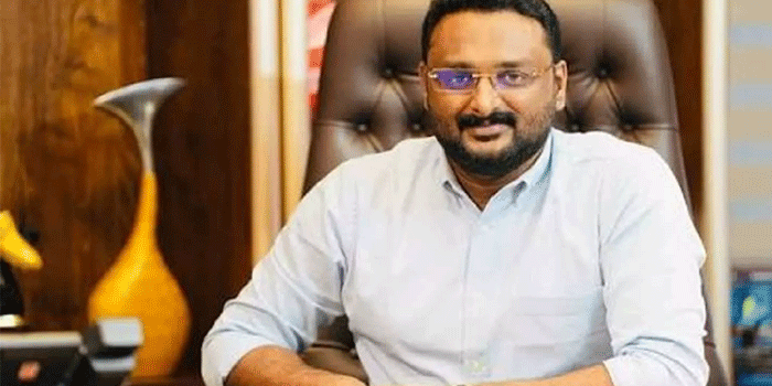 ആന്റോ അഗസ്റ്റിന്റെ വയനാട്ടിലെ വീട്ടിൽ പരിശോധന; 43 ലിറ്റർ വിദേശമദ്യവും ഏഴ് ലിറ്റർ വൈനും പിടികൂടി കൽപ്പറ്റ: റിപ്പോർട്ടർ ടിവി ഉടമ ആന്റോ അഗസ്റ്റിന്റെ വയനാട്ടിലെ കുടുംബവീട്ടിൽ എക്സൈസ് പരിശോധന. പോലീസിന്റെ പരിശോധനയ്ക്ക് പിന്നാലെയാണ് എക്സൈസ് സംഘം വീട്ടിലെത്തിയത്. പരിശോധനയിൽ 43 ലിറ്റർ വിദേശമദ്യവും ഏഴ് ലിറ്റർ വൈനും പിടിച്ചെടുത്തു. വീട്ടിൽ അനുവദനീയമായ അളവിൽ കൂടുതലായി മദ്യം സൂക്ഷിച്ചിരുന്നതായി കണ്ടെത്തിയതോടെയാണ് പോലീസ് എക്സൈസ് വിഭാഗത്തെ വിവരമറിയിച്ചത്. തുടർന്ന് കൽപ്പറ്റ എക്സൈസ് സർക്കിൾ ഇൻസ്പെക്ടർ ഷറഫുദ്ദീന്റെ നേതൃത്വത്തിലുള്ള സംഘം സ്ഥലത്തെത്തി പരിശോധനയും തുടർനടപടികളും ആരംഭിച്ചു. കേരളത്തിലെ നിലവിലുള്ള നിയമപ്രകാരം വ്യക്തിക്ക് സ്വന്തം കൈവശം സൂക്ഷിക്കാവുന്ന മദ്യത്തിന്റെ പരിധിയേക്കാൾ വളരെ കൂടുതലാണ് വീട്ടിൽ നിന്ന് പിടിച്ചെടുത്തത്. ഇന്ത്യൻ നിർമ്മിത വിദേശമദ്യം വ്യക്തിക്ക് കൈവശം വെക്കാവുന്ന നിയമപരമായ പരിധി മൂന്ന് ലിറ്ററാണ്. വൈനിന് മൂന്നര ലിറ്ററാണ് പരിധി. ബിയർ, കള്ള്, മറ്റ് വിഭാഗങ്ങളിൽപ്പെടുന്ന മദ്യങ്ങൾ ഉൾപ്പെടെ പരമാവധി 15 ലിറ്റർ വരെ കൈവശം വെക്കാൻ ചില സാഹചര്യങ്ങളിൽ നിയമപരമായ അനുമതിയുണ്ടെങ്കിലും, പരിശോധനയിൽ ഇതിലും അധികം മദ്യമാണ് കണ്ടെത്തിയത്. പിടിച്ചെടുത്ത വിദേശമദ്യം വിദേശത്തുനിന്ന് നേരിട്ട് ഇറക്കുമതി ചെയ്തതാണോ അതോ ഇന്ത്യൻ നിർമ്മിത വിദേശമദ്യമാണോ എന്നതടക്കമുള്ള കാര്യങ്ങൾ എക്സൈസ് പരിശോധിച്ചുവരികയാണ്. ആവശ്യമായ ലൈസൻസോ അനുമതിയോ ഇല്ലാതെ അനുവദനീയമായ പരിധിയിൽ കൂടുതൽ മദ്യം സൂക്ഷിച്ചിട്ടുണ്ടോയെന്നും സംഘം പരിശോധിക്കുന്നുണ്ട്. പിടിച്ചെടുത്ത മദ്യത്തിന്റെ കണക്കെടുപ്പ് ഉൾപ്പെടെയുള്ള നടപടികൾ എക്സൈസ് സംഘം സ്ഥലത്തുവെച്ചുതന്നെ തുടരുകയാണ്. സംഭവത്തിൽ മഹസർ തയ്യാറാക്കുന്നതടക്കമുള്ള നിയമനടപടികളും പുരോഗമിക്കുകയാണ്. അതിനിടെ, ഫുട്ബോൾ സ്പോൺസർ തട്ടിപ്പ് കേസിൽ ആന്റോ അഗസ്റ്റിനെ ഒന്നാം പ്രതിയാക്കി കളമശ്ശേരി പോലീസ് എഫ്ഐആർ രജിസ്റ്റർ ചെയ്തിട്ടുണ്ട്. അർജന്റീന ഫുട്ബോൾ ടീമിനെ കേരളത്തിലെത്തിക്കാമെന്ന് അവകാശപ്പെട്ട് സർക്കാരിനെ വഞ്ചിച്ചുവെന്നാണ് എഫ്ഐആറിലെ ആരോപണം.