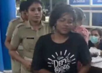 നട്ടപ്പാതിരായ്ക്ക് അടിച്ചു പൂക്കുറ്റിയായി തൃശൂർ ​ന​ഗരത്തിൽ കാറുകൾ തടഞ്ഞ് പണം ആവശ്യപ്പെട്ട് 21 കാരി, കാര്യങ്ങൾ കൈവിട്ടുവെന്ന് മനസിലായതോടെ കൂടെയുണ്ടായിരുന്ന ആൺസുഹൃത്ത് മുങ്ങി, യുവതിയെ പിടികൂടുന്നതിനിടെ എഎസ്ഐയുടെ കൈ കടിച്ചു പറിച്ചു, കേസെടുത്ത് പോലീസ്