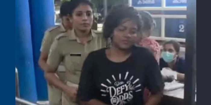 നട്ടപ്പാതിരായ്ക്ക് അടിച്ചു പൂക്കുറ്റിയായി തൃശൂർ ​ന​ഗരത്തിൽ കാറുകൾ തടഞ്ഞ് പണം ആവശ്യപ്പെട്ട് 21 കാരി, കാര്യങ്ങൾ കൈവിട്ടുവെന്ന് മനസിലായതോടെ കൂടെയുണ്ടായിരുന്ന ആൺസുഹൃത്ത് മുങ്ങി, യുവതിയെ പിടികൂടുന്നതിനിടെ എഎസ്ഐയുടെ കൈ കടിച്ചു പറിച്ചു, കേസെടുത്ത് പോലീസ്