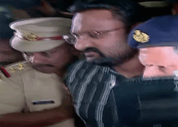 അനധികൃത മദ്യശേഖരം, റിപ്പോർട്ടർ ടിവി ഉടമ ആന്റോ അഗസ്റ്റിൻ അറസ്റ്റിൽ; എഫ്ഐആറിന്റെ ഡിജിറ്റൽ കോപ്പി പോരാ ഒറിജിനൽ തന്നെ കാണിച്ചാലേ അറസ്റ്റിന് വഴങ്ങൂവെന്ന് ഒരേ വാശി, ഒടുവിൽ എത്തിച്ചു ബോധ്യപ്പെടുത്തി; അബ്കാരി നിയമപ്രകാരം കേസ്