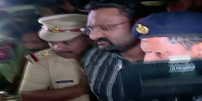 അനധികൃത മദ്യശേഖരം, റിപ്പോർട്ടർ ടിവി ഉടമ ആന്റോ അഗസ്റ്റിൻ അറസ്റ്റിൽ; എഫ്ഐആറിന്റെ ഡിജിറ്റൽ കോപ്പി പോരാ ഒറിജിനൽ തന്നെ കാണിച്ചാലേ അറസ്റ്റിന് വഴങ്ങൂവെന്ന് ഒരേ വാശി, ഒടുവിൽ എത്തിച്ചു ബോധ്യപ്പെടുത്തി; അബ്കാരി നിയമപ്രകാരം കേസ്