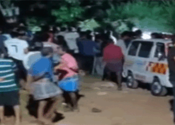 കളമശ്ശേരി ബെവ്‌കോയ്ക്ക് സമീപത്തെ കുറ്റിക്കാടിനുള്ളിൽ മൃതദേഹം;കമിഴ്ന്നു കിടക്കുന്ന നിലയിലായിരുന്നു, മുഖത്ത് പരിക്കേറ്റ പാടുകൾ; കൊലപാതകമെന്ന് സംശയം, അന്വേഷണം