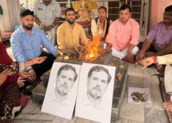 രാഹുലിനും കോണ്‍ഗ്രസ് നേതാക്കള്‍ക്കും ബുദ്ധി നല്‍കണേ…….,  രാഹുൽ ഗാന്ധിയുടെ ചിത്രം വച്ച് ബുദ്ധി ശുദ്ധീകരണ ഹോമം നടത്തി ബിജെപി