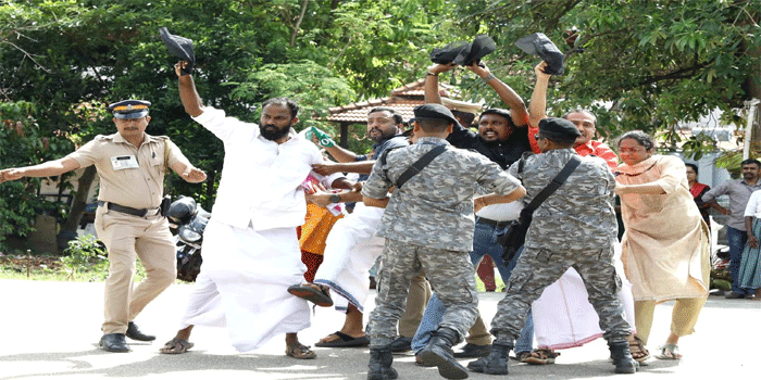 ‘വേണ്ടി വന്നാൽ ഞങ്ങൾ മോദിയെയും കരിങ്കൊടി കാണിക്കും; കഴിഞ്ഞ പത്ത് വർഷത്തിനിടെ പിണറായി വിജയൻ സർക്കാരിലെ ഒരു മന്ത്രിക്കെതിരെയും യുവമോർച്ച കരിങ്കൊടി കാണിച്ചിട്ടില്ല’: ബിനു ചുള്ളിയിൽ
