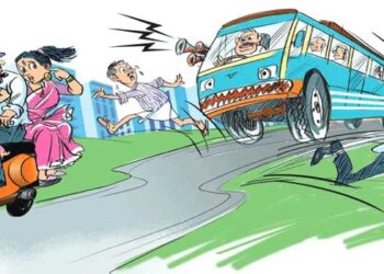 ‘സജിമോനെ’ പൂട്ടാൻ ഇനിയും വകുപ്പില്ലേ മന്ത്രി സാറേ…ബസുകൾ തമ്മിലുള്ള മത്സരയോട്ടത്തിനിടെ സ്കൂട്ടർ യാത്രക്കാരി ബസിന്റെ പിൻചക്രം കയറിയിറങ്ങി കൊല്ലപ്പെട്ടു, ഓട്ടോ ഡ്രൈവറെ മർദിച്ചു, കയറുന്നതിന് മുൻപ് ഡോർ അടച്ച് യാത്രക്കാരിയുടെ കൈപ്പത്തി ചതഞ്ഞു!! 350 ലേറെ പെറ്റിക്കേസുകൾ ഉൾപ്പെടെ നിരവധി സംഭവങ്ങൾ… യാത്രക്കാരിയുടെ പരാതിയിൽ ഡ്രൈവർക്കെതിരെ കേസ്