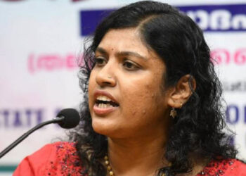 എന്തെങ്കിലും ചെയ്ത് കൊടുത്തതിന്റെ പ്രതിഫലമാണോ ഇത്?? കേരളത്തിലെ ഒരു മന്ത്രി സുഹൃത്തിന്റെ ആഡംബരക്കാറാണോ ഉപയോഗിക്കുന്നത്? ഒരു കാർ പോലും നൽകാൻ മുഖ്യമന്ത്രിക്ക് കഴിയുന്നില്ലേ?? അതോ നൽകിയ കാറുകൾ പ്രാപ്തമല്ലെന്ന് തോന്നിയിട്ടാണോ  അങ്ങനെ ചെയ്തത്, ഇത് സത്യപ്രതിജ്ഞാലംഘനം- ചിന്ത ജെറോം
