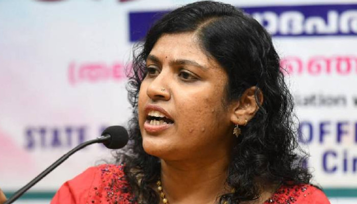 എന്തെങ്കിലും ചെയ്ത് കൊടുത്തതിന്റെ പ്രതിഫലമാണോ ഇത്?? കേരളത്തിലെ ഒരു മന്ത്രി സുഹൃത്തിന്റെ ആഡംബരക്കാറാണോ ഉപയോഗിക്കുന്നത്? ഒരു കാർ പോലും നൽകാൻ മുഖ്യമന്ത്രിക്ക് കഴിയുന്നില്ലേ?? അതോ നൽകിയ കാറുകൾ പ്രാപ്തമല്ലെന്ന് തോന്നിയിട്ടാണോ അങ്ങനെ ചെയ്തത്, ഇത് സത്യപ്രതിജ്ഞാലംഘനം- ചിന്ത ജെറോം