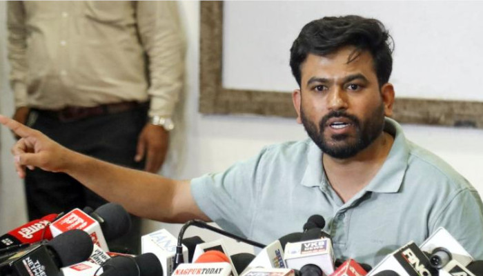 തനിക്കൊപ്പം വിദ്യാഭ്യാസ ബിരുദ രേഖകൾ പരസ്യമാക്കാന് നരേന്ദ്ര മോഡി തയ്യാറാണോ?? പ്രധാനമന്ത്രിയുടെ സർട്ടിഫിക്കറ്റ് മാത്രം രഹസ്യമാക്കി വെക്കുന്നത് എന്തിനാണ്?? വെല്ലുവിളിയുമായി അഭിജീത് ദീപ്കെ