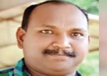 ബൈക്കിൽ യാത്ര ചെയ്യവേ തെങ്ങിൽ നിന്ന് അടർന്നു വീണ തേങ്ങ മതിലിലിടിച്ച ശേഷം യാത്രക്കാരന്റെ നെഞ്ചിലേക്ക് തെറിച്ചുവീണു, ഇടിയുടെ ആഘാതത്തിൽ കുഴഞ്ഞുവീണ ബൈക്ക് യാത്രികന് ദാരുണാന്ത്യം