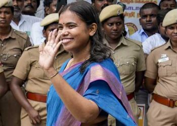 ഈ നാലു ദിവസമെന്നു പറയുമ്പോൾ ആർത്തവം കാരണമാണോ മന്ത്രി വിജയിക്കൊപ്പം പോകാത്തത്? അതൊക്കെ ഒരു കാരണമായി പരസ്യമായി പറയുന്നത് എന്തിനാണ്? ശസ്ത്രക്രിയയെ തുടർന്ന് ലണ്ടൻ യാത്ര ഉപേക്ഷിച്ച വ്യവസായ മന്ത്രിയെ പരിഹസിച്ച് ഡിഎംകെ വനിതാ നേതാവിന്റെ പരസ്യ പ്രസ്താവന വിവാ​ദത്തിൽ
