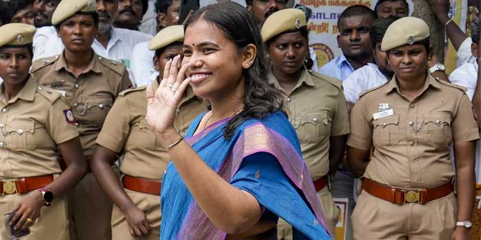 ഈ നാലു ദിവസമെന്നു പറയുമ്പോൾ ആർത്തവം കാരണമാണോ മന്ത്രി വിജയിക്കൊപ്പം പോകാത്തത്? അതൊക്കെ ഒരു കാരണമായി പരസ്യമായി പറയുന്നത് എന്തിനാണ്? ശസ്ത്രക്രിയയെ തുടർന്ന് ലണ്ടൻ യാത്ര ഉപേക്ഷിച്ച വ്യവസായ മന്ത്രിയെ പരിഹസിച്ച് ഡിഎംകെ വനിതാ നേതാവിന്റെ പരസ്യ പ്രസ്താവന വിവാദത്തിൽ