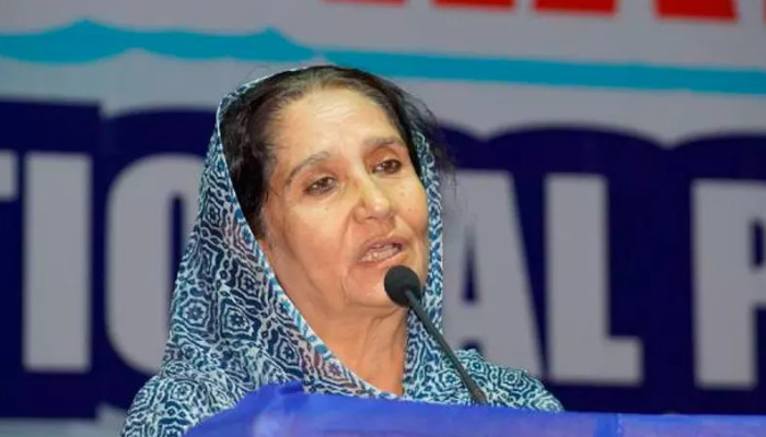 ഇസ്ലാമിലെവിടെയും സ്ത്രീകള് വീടനകത്ത് ഒതുങ്ങിക്കൂടണമെന്ന് പറഞ്ഞിട്ടില്ല, അവരെ ആഭരണങ്ങൾ പോലെ വീടിനുള്ളിൽ അടച്ചിടണമെന്ന വാദം തെറ്റ്, കാന്തപുരത്തിന്റെ പ്രസ്താവനയോട് യോജിക്കാനാവില്ല- എസ്ഡിപിഐ ദേശീയ ജനറൽ സെക്രട്ടറി യാസ്മിൻ ഫാറൂഖി