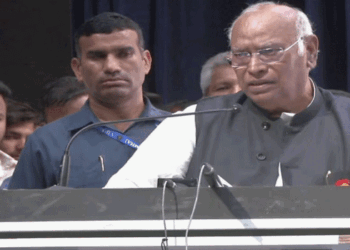 ‘ശുദ്ധീകരണം നടത്തി’ ഖർഗെയെ അപമാനിച്ചെന്ന പരാതി; 32 പ്രതിപക്ഷ എംപിമാർ രാഷ്ട്രപതിയുടെ ഇടപെടൽ തേടി; കേസിൽ അന്വേഷണം ശരിയായ ദിശയിലെന്ന് ഉത്തരാഖണ്ഡ് സർക്കാർ