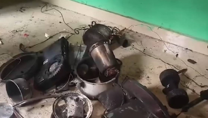 പുലര്ച്ചെ വീടിനുള്ളില് അതിക്രമിച്ച് കയറി ഗുണ്ടാവിളയാട്ടം, ജനലുകളും ബാത്ത്റൂമും അടിച്ചുതകർത്തു, കട്ടിലുകള് തോട്ടിലേക്ക് വലിച്ചെറിഞ്ഞു, പിന്നാലെ വീടിന് തീയിട്ടു