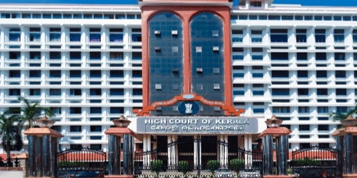 ‘ബസ് ഓടിക്കുന്നവർ റോഡിലെ തമ്പുരാക്കന്മാരല്ല’; അപകടപ്പാച്ചിലിനെതിരെ രൂക്ഷ വിമർശനവുമായി ഹൈക്കോടതി