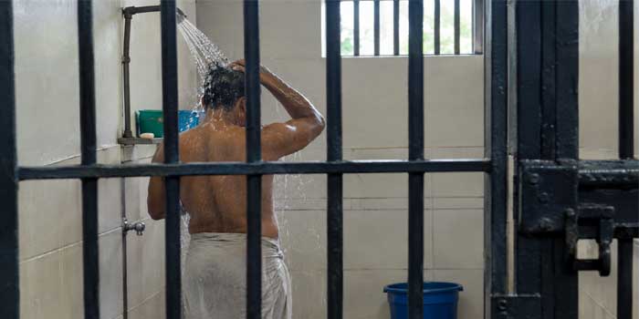 കാക്കനാട് ജില്ലാ ജയിലിലെ തടവുകാരുടെ കുളി മുടങ്ങി… 87 തടവുകാരെ താമസിപ്പിക്കാൻ ഇടമുള്ള ജയിലിൽ 216 പേർ, തൃക്കാക്കര പൈപ്പ് ലൈൻ റോഡിൽ കൂറ്റൻ ജലവിതരണ പൈപ്പ് പൊട്ടി, വെള്ളമെത്തിക്കുന്നത് പൊന്നും വിലയ്ക്ക്