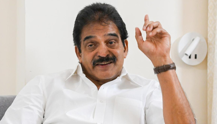എന്താണ് നടന്നതെന്ന് വ്യക്തമായി അറിയില്ല, സംഭവം പാർട്ടി അനേഷിക്കും, ദേശീയ തലത്തിൽ എന്തെല്ലാം കാര്യങ്ങൾ നടക്കുന്നു, നിങ്ങള്ക്ക് അതൊന്നും ചോദിക്കാനില്ലേ?? രമ്യ ഹരിദാസ് വിഷയത്തില് കെ സി വേണുഗോപാല്