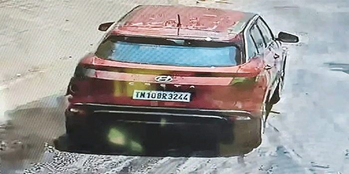 ‘ഞാനിവിടെ ഇരുന്നോളാം, ഉമ്മ പോയി നിസ്കരിച്ചോളൂ’; ​ഗൃഹനാഥന്റെ പരിചയക്കാരനെന്ന ഭാവേന എത്തി, ഷെൽഫിൽ സൂക്ഷിച്ച നാലുപവനും രണ്ടരലക്ഷം രൂപയും മോഷണംപോയി; സിസിടിവിയിൽ തമിഴ്നാട് രജിസ്ട്രേഷനുള്ള കാർ; അന്വേഷണം ഊർജ്ജിതം