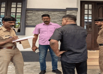 തൃശ്ശൂർ കൂർക്കഞ്ചേരിയിൽ വൻ മോഷണം; അടച്ചിട്ട വീട് കുത്തിത്തുറന്ന് 55 പവൻ കവർന്നു; പുലർച്ചെ ഒന്നരയോടെ ഒരാൾ വീടിന്റെ മതിൽ ചാടിക്കടക്കുന്ന ദൃശ്യം വീട്ടിലെ സിസിടിവി ക്യാമറയിൽ