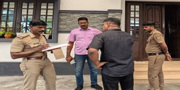 തൃശ്ശൂർ കൂർക്കഞ്ചേരിയിൽ വൻ മോഷണം; അടച്ചിട്ട വീട് കുത്തിത്തുറന്ന് 55 പവൻ കവർന്നു; പുലർച്ചെ ഒന്നരയോടെ ഒരാൾ വീടിന്റെ മതിൽ ചാടിക്കടക്കുന്ന ദൃശ്യം വീട്ടിലെ സിസിടിവി ക്യാമറയിൽ