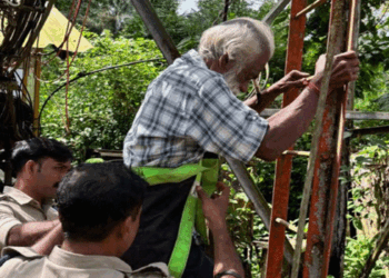 ‘27 വർഷമായി ഓഫീസുകൾ തോറും കയറിയിറങ്ങുന്നു, രേഖകൾ കിട്ടിയില്ല’; പെട്രോളും കുരുക്കുമായി ടവറിൽ കയറി 70കാരൻ; സാഹസികമായി രക്ഷപ്പെടുത്തി