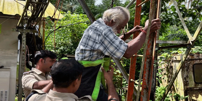 ‘27 വർഷമായി ഓഫീസുകൾ തോറും കയറിയിറങ്ങുന്നു, രേഖകൾ കിട്ടിയില്ല’; പെട്രോളും കുരുക്കുമായി ടവറിൽ കയറി 70കാരൻ; സാഹസികമായി രക്ഷപ്പെടുത്തി