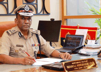 ‘വിളവ് തിന്നുന്ന വേലികൾ‘ ; സംസ്ഥാനത്ത് 1600 ഉദ്യോ​ഗസ്ഥർ അഴിമതിക്കാരുടെ പട്ടികയിൽ, 250 പേർ റെഡ് കാറ്റഗറിയിൽ’; അധികവും ഡിജിറ്റൽ കൈക്കൂലി, എഐ നിരീക്ഷണ സംവിധാനങ്ങൾ സജ്ജമാക്കുമെന്ന് വിജിലൻസ് ഡയറക്ടർ മനോജ് എബ്രഹാം