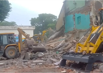 “മതസൗഹാര്‍ദം തകര്‍ക്കുകയാണ് അവരുടെ ലക്ഷ്യം”, ക്ഷേത്രം പണിയാന്‍ ഭൂമി നല്‍കിയത് മുസ്ലിം കുടുംബമാണ്, അനധികൃത നിര്‍മ്മിതിയെന്നാരോപിച്ച് മസ്ജിദ്  മാത്രം എങ്ങനെ പൊളിച്ചു നീക്കി?? ഒരേ പ്ലോട്ടിലുള്ള ക്ഷേത്രം എങ്ങനെ ഒഴിവായി?? ചോദ്യശരങ്ങളുമായി പ്രാദേശിക ഹിന്ദുക്കള്‍