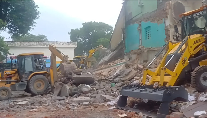 “മതസൗഹാര്ദം തകര്ക്കുകയാണ് അവരുടെ ലക്ഷ്യം”, ക്ഷേത്രം പണിയാന് ഭൂമി നല്കിയത് മുസ്ലിം കുടുംബമാണ്, അനധികൃത നിര്മ്മിതിയെന്നാരോപിച്ച് മസ്ജിദ് മാത്രം എങ്ങനെ പൊളിച്ചു നീക്കി?? ഒരേ പ്ലോട്ടിലുള്ള ക്ഷേത്രം എങ്ങനെ ഒഴിവായി?? ചോദ്യശരങ്ങളുമായി പ്രാദേശിക ഹിന്ദുക്കള്