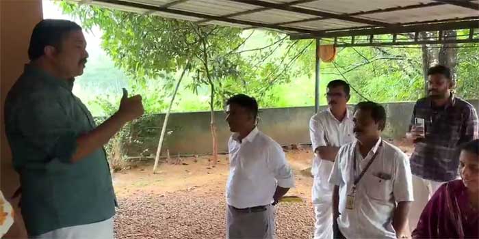 ‘വാതിൽ തുറന്നില്ലെങ്കിൽ വീട് ചവിട്ടി തുറക്കും’- ഭീഷണിയുമായി ജപ്തി ചെയ്യാനെത്തിയ ഉദ്യോഗസ്ഥർ!! 5 ലക്ഷം രൂപ വായ്പയെടുത്തു, ഗൃഹനാഥൻ മരിച്ചു, രോഗിയായ അമ്മയും രണ്ടു പെൺമക്കളുമാത്രം ബാക്കിയായി… സാവകാശം വേണം, ഈ കുടുംബത്തെ ഇറക്കിവിടാൻ അനുവദിക്കില്ല- പ്രശ്നത്തിൽ ഇടപെട്ട് നജീബ് കാന്തപുരം എംഎൽഎ