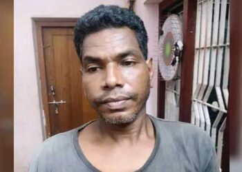 ഭർത്താവിന്റെ പരസ്ത്രീ ബന്ധം ഭാര്യയെ വിളിച്ചറിയിച്ചു, സുഹൃത്തിന്റെ തല പിടിച്ച് ഭിത്തിയിലിടിപ്പിച്ച് ബോധം കെടുത്തിയ ശേഷം മൂന്നാംനിലയിലെ അഴികളില്ലാത്ത ജനലിലൂടെ പുറത്തേക്ക് വലിച്ചെറിഞ്ഞ് കൊന്നു- യുവാവ് അറസ്റ്റിൽ