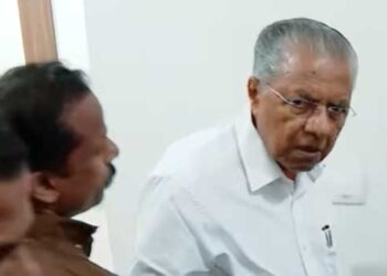 ‘പുറത്തു നിൽക്കടോ അങ്ങ്, നിങ്ങളെന്താ ബാത്ത്റൂമിലേക്ക് വരികയാ? ഇവിടെ വന്നത് മൂത്രമൊഴിക്കാനാണ്, അല്ലാതെ നിങ്ങളെ കാണാനല്ല കേട്ടോ’- മാധ്യമങ്ങളോട് പൊട്ടിത്തെറിച്ച് പിണറായി