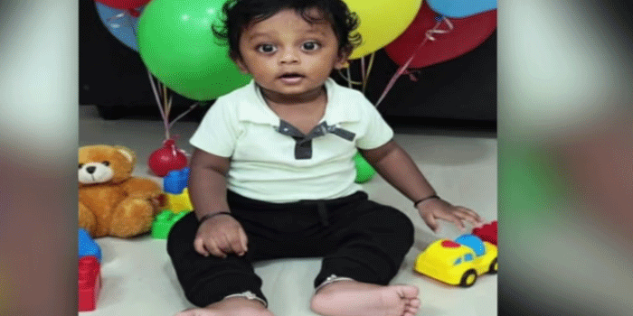 കൊച്ചുമകനെ കളിപ്പിക്കുന്നതിനിടെ ഒരു ഫോൺ കോൾ, തിരികെയെത്തിയപ്പോൾ ഒന്നരവയസ്സുകാരനെ കാണ്മാനില്ല; തിരച്ചിലിനൊടുവിൽ വീടിനടുത്തുള്ള വെള്ളക്കെട്ടിൽ കണ്ടെത്തി; ജീവൻ രക്ഷിക്കാനായില്ല