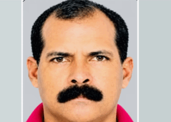 കണ്ടെയ്‌നർ ലോറി ഓടിച്ചുപോകുന്നതിനിടെ ദേഹാസ്വാസ്ഥ്യം, ഡ്രൈവർ മരിച്ചു; നിയന്ത്രണം വിട്ട വാഹനം മീഡിയനിലിടിച്ചു; ആലുവയിൽ ചരക്ക് ഇറക്കിയ ശേഷം എറണാകുളത്തേക്ക് പോകുന്നതിനിടെയാണ് സംഭവം