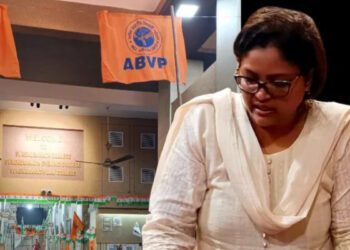 മുസ്ലിം വൈസ് പ്രിന്‍സിപ്പാലിനെ മണിക്കൂറുകളോളം തടഞ്ഞുവച്ചു, നിര്‍ബന്ധിച്ച് രാജിവയ്പ്പിച്ചു, പിന്നാലെ ഗംഗാജലം തളിച്ച് ചേമ്പര്‍ ശുദ്ധീകരിച്ച് എബിവിപി പ്രവര്‍ത്തകര്‍