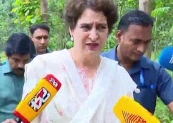 ‘എനിക്ക് ഇവിടെ വരാൻ ഇത്ര സുരക്ഷാ സന്നാഹത്തിന്റെ ആവശ്യമൊന്നുമില്ല, ഒറ്റയ്ക്ക് വന്ന് പോകാൻ അറിയാം, ഇനി ആവർത്തിച്ചാൽ സന്ദർശനം നേരത്തെ അറിയിക്കില്ല’!! മലപ്പുറം സന്ദർശനത്തിന് വൻ സന്നാഹം ഒരുക്കിയതിൽ അതൃപ്തി പരസ്യമാക്കി പ്രിയങ്കാ ​ഗാന്ധി